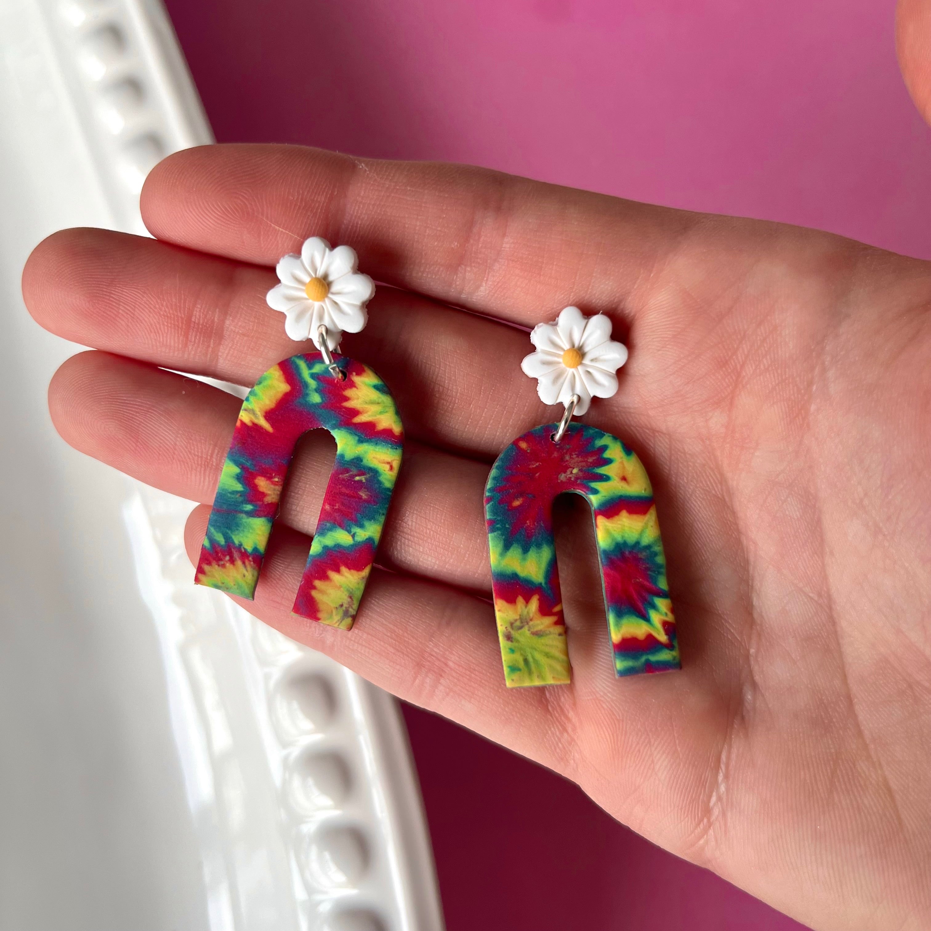 Tie-dye arches on daisies